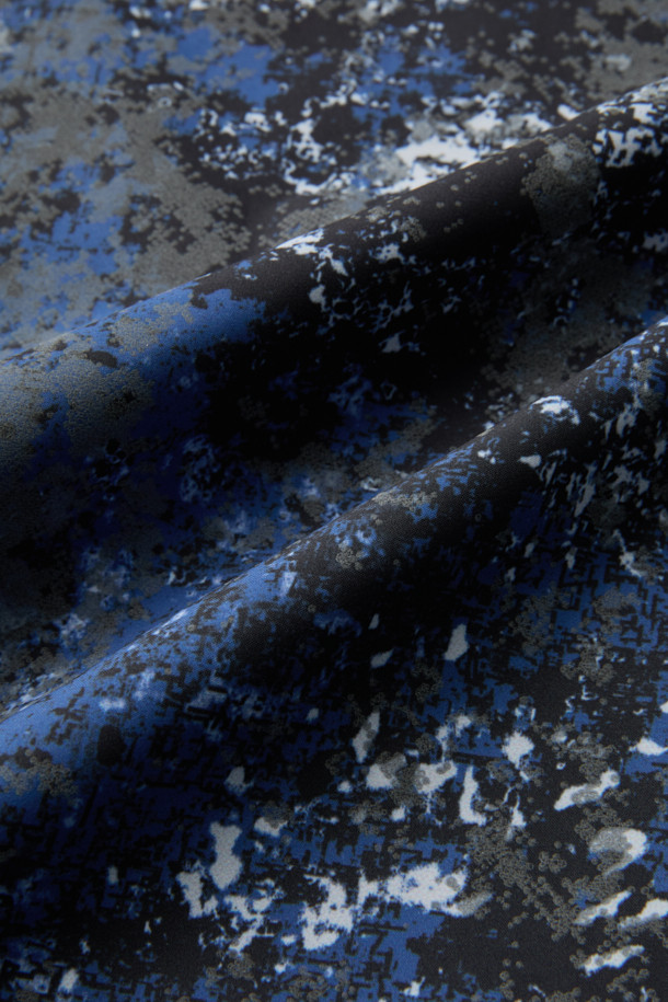 리플렉티브 2.5L 듀얼판초는 하이킹, 캠핑, 트레킹, 백패킹 등 다양한 아웃도어 활동에 적합한 판초입니다. 블루, 네이비 두 가지 색상으로 제공되며, 봄, 여름, 가을 계절에 착용하기 좋습니다. 얇고 가벼운 2.5L 멤브레인 소재에, 방수, 투습, 발수 기능을 갖춰 쾌적한 착용감을 제공합니다. 롱 기장에 오버핏 또는 루즈핏으로 편안하게 착용 가능하며, 지퍼형과 스냅 여밈 방식으로 편리합니다. 반사 기능을 갖춘 리플렉티브 디자인으로 야간 활동 시 안전성을 높였으며, 타프 형태로 변형하여 활용할 수도 있습니다.
