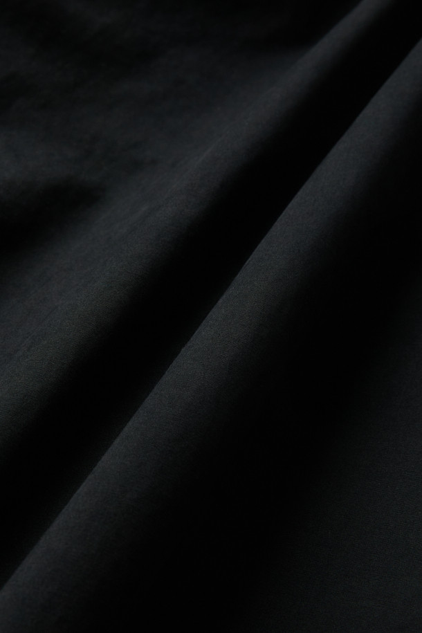 "트랜스폼 듀얼 팬츠"는 간절기에 적합한 남녀 공용 슬림핏 긴바지입니다. 블랙 색상으로, 하이킹, 캠핑, 일상생활 등 다양한 용도로 활용 가능합니다. 면, 폴리에스테르, 나일론 혼방의 두꺼운 소재를 사용하여 내구성을 높였으며, 벤틸레이션 메쉬 패널과 2WAY 사이드 지퍼, 모듈형 구조, 디본딩 원단 등의 특징으로 기능성을 더했습니다. 스포티, 캐주얼, 고프코어 스타일을 모두 소화하며, 캠핑룩, 등산룩, 여행룩에 매치하기 좋습니다. 통기, 사이즈 조절, 환기 기능으로 쾌적한 착용감을 제공합니다.
