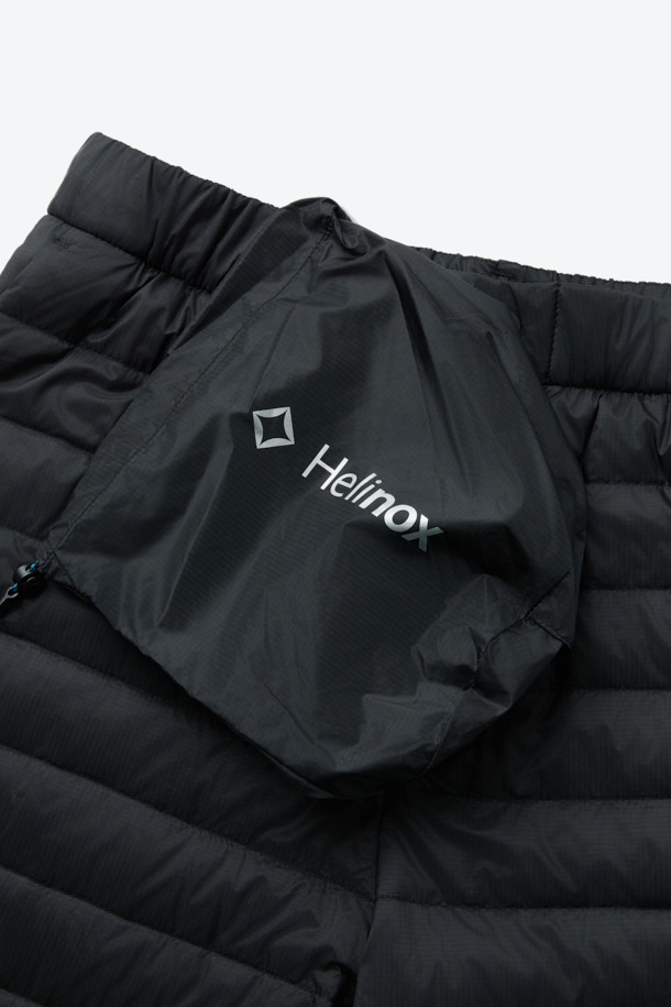 겨울철 야외 활동과 일상에서 활용하기 좋은 디테처블 구스 다운팬츠입니다. 800 필파워 유러피안 구스다운 안감과 10데니어 립스탑 나일론 겉감으로 뛰어난 보온성과 가벼운 착용감을 제공합니다. 레귤러핏으로 제작되어 편안한 활동성을 보장하며, 발수 기능으로 눈이나 가벼운 비에도 끄떡없습니다. 디테처블 디자인으로 상황에 따라 하프 팬츠 또는 긴 바지로 연출 가능하며, 포터블백이 함께 제공되어 휴대와 보관이 용이합니다. 스포티, 캐주얼, 고프코어 스타일을 모두 소화하며 캠핑, 여행, 등산 등 다양한 TPO에 적합합니다.
