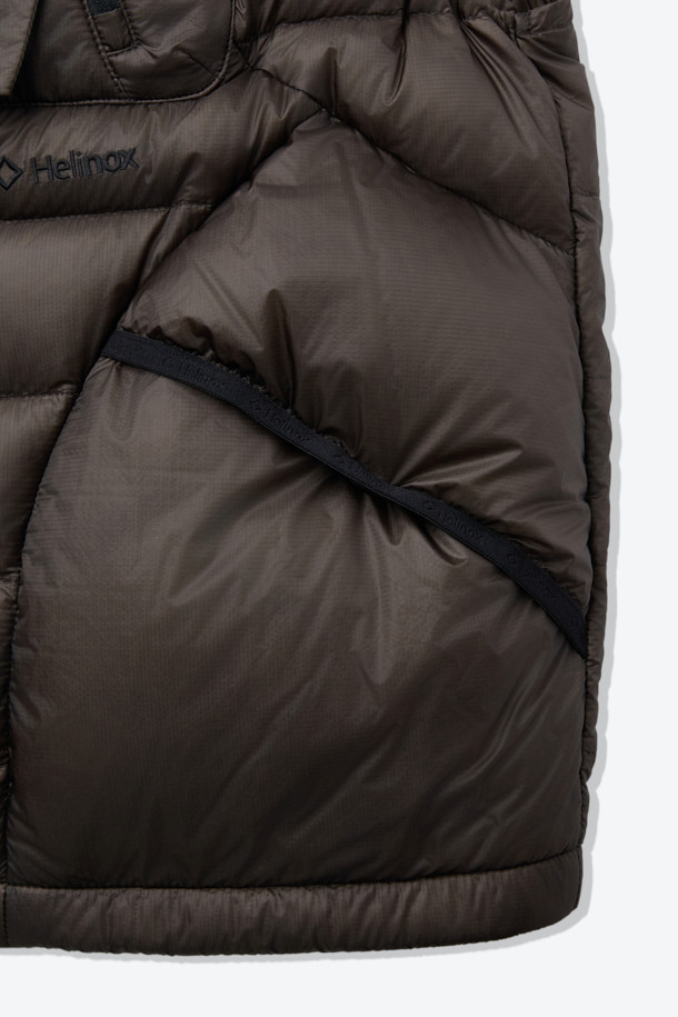 이클립스 팩 다운베스트는 가을, 겨울철 아웃도어 및 일상에서 활용하기 좋은 남녀 공용 다운 베스트입니다. 800 필파워 유러피안 구스 다운 충전재를 사용하여 가볍고 따뜻하며, 뛰어난 보온성과 방풍, 발수 기능을 제공합니다. 미니멀하고 스포티한 디자인에 무지 패턴의 블랙 컬러로, 여행, 캠핑, 등산 등 다양한 TPO에 활용하기 좋습니다. 레귤러핏으로 편안한 착용감을 선사하며, 비대칭형 지퍼와 포터블 백 구조, RDS 인증을 통해 기능성과 디자인을 모두 잡았습니다. 부드러운 나일론 소재로 제작되어 우수한 촉감을 느낄 수 있습니다.
