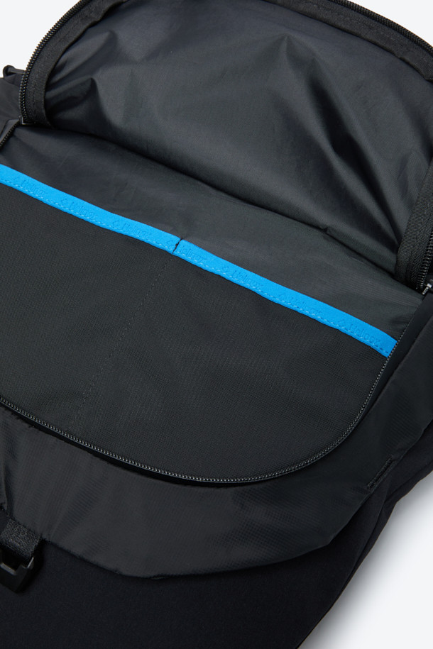 세련된 남성 듀얼 크로스백입니다. 블랙 컬러의 방수 나일론 소재로 제작되어 튼튼하고 실용적입니다. 반원 형태의 미디엄 사이즈 가방으로, 리버서블 구조와 양면 수납공간을 갖춰 실용성을 높였습니다. 이클립스 심볼 패턴과 조절 가능한 스트랩 디자인이 특징이며, 크로스백과 토트백으로 변형이 가능하여 출근룩, 여행룩, 비즈니스 캐주얼 등 다양한 TPO에 활용할 수 있습니다. 미니멀, 캐주얼, 시크한 스타일을 즐기는 남성에게 적합합니다.
