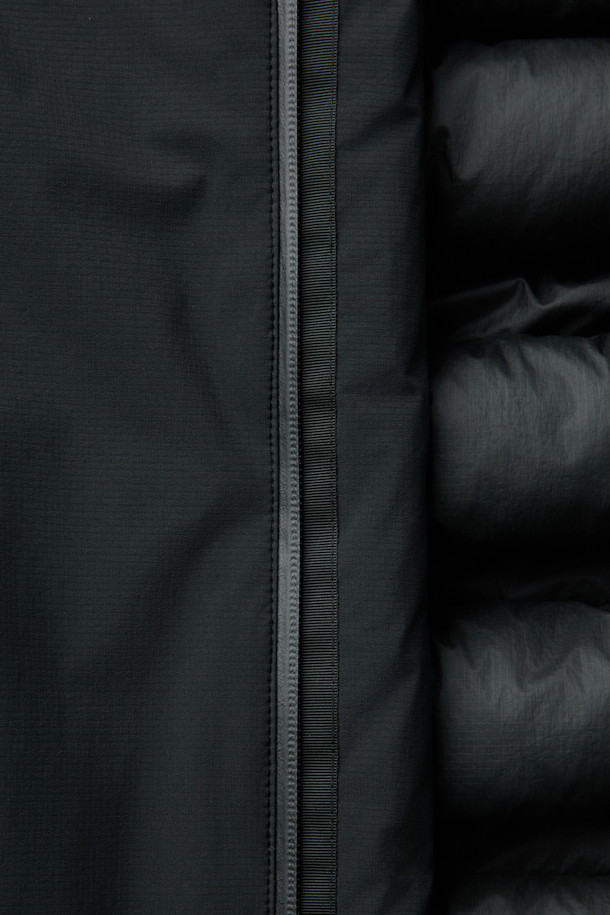 논퀼팅 헤비 다운자켓은 겨울철 일상 및 아웃도어 활동에 적합한 남녀 공용 다운자켓입니다. 미니멀한 스타일의 무지 디자인으로, 800 필파워 구스다운과 20데니어 2레이어 나일론 원단을 사용하여 두꺼운 두께감으로 뛰어난 보온성을 제공합니다. 논퀼팅 디자인과 발수, 방풍 기능을 갖춰 추운 날씨에도 쾌적하게 착용 가능하며, RDS 인증을 받아 윤리적인 소비를 지향합니다. 레귤러핏으로 편안한 착용감을 선사하며, 겨울 데일리룩, 여행룩에 미니멀, 클래식, 캐주얼 스타일을 더해줍니다.
