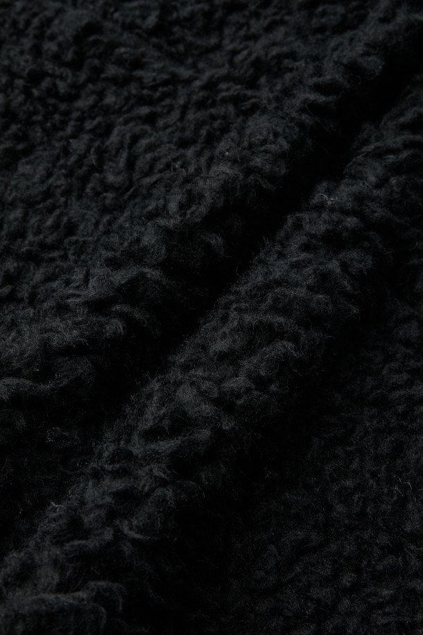 미니멀한 디자인과 뛰어난 보온성을 자랑하는 울 플리스 재킷입니다. 부드러운 촉감의 울 플리스 소재로 제작되어 가을, 겨울철 일상 및 아웃도어 활동에 적합합니다. 하이넥 디자인과 2WAY 지퍼 여밈으로 실용성을 더했으며, 이클립스 로고 모티브와 우븐 하단 디테일이 세련된 포인트를 더합니다. 레귤러핏으로 제작되어 편안한 착용감을 선사하며, 셋업 스타일링도 가능하여 출근룩과 캠핑룩 등 다양한 TPO에 활용할 수 있습니다. 땀 냄새 억제, 습도 조절 기능으로 쾌적한 착용감을 유지합니다.
