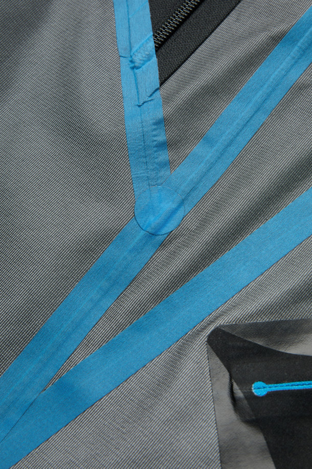 3L 하드쉘 재킷은 아웃도어 활동, 하이킹, 등산에 적합한 남녀 공용 방수/방풍 재킷입니다. 미니멀하고 스포티한 스타일의 블랙 색상 무지 디자인으로, 겨울철 두꺼운 두께감으로 보온성을 높였습니다. 3레이어 구조, 내수압 20,000mm, 투습 기능, 에어쉴드 후드, 사이드 벤틸레이션을 갖춰 쾌적한 착용감을 제공합니다. YKK 방수 지퍼와 이중 포켓으로 실용성을 더했으며, 레귤러 핏과 긴 소매 기장으로 활동성을 높였습니다. 등산룩, 캠핑룩 등 다양한 TPO에 활용 가능합니다.
