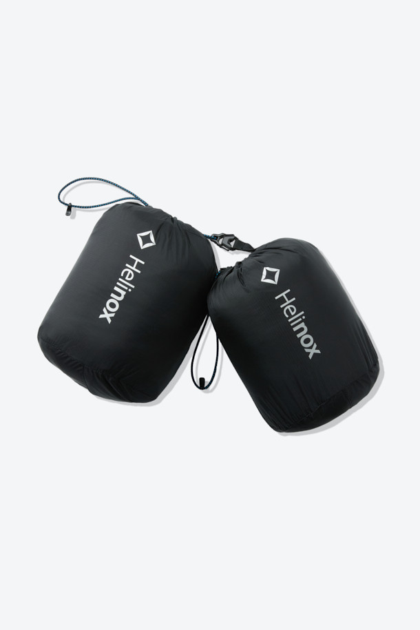 겨울철 야외 활동과 일상에서 활용하기 좋은 디테처블 구스 다운팬츠입니다. 800 필파워 유러피안 구스다운 안감과 10데니어 립스탑 나일론 겉감으로 뛰어난 보온성과 가벼운 착용감을 제공합니다. 레귤러핏으로 제작되어 편안한 활동성을 보장하며, 발수 기능으로 눈이나 가벼운 비에도 끄떡없습니다. 디테처블 디자인으로 상황에 따라 하프 팬츠 또는 긴 바지로 연출 가능하며, 포터블백이 함께 제공되어 휴대와 보관이 용이합니다. 스포티, 캐주얼, 고프코어 스타일을 모두 소화하며 캠핑, 여행, 등산 등 다양한 TPO에 적합합니다.
