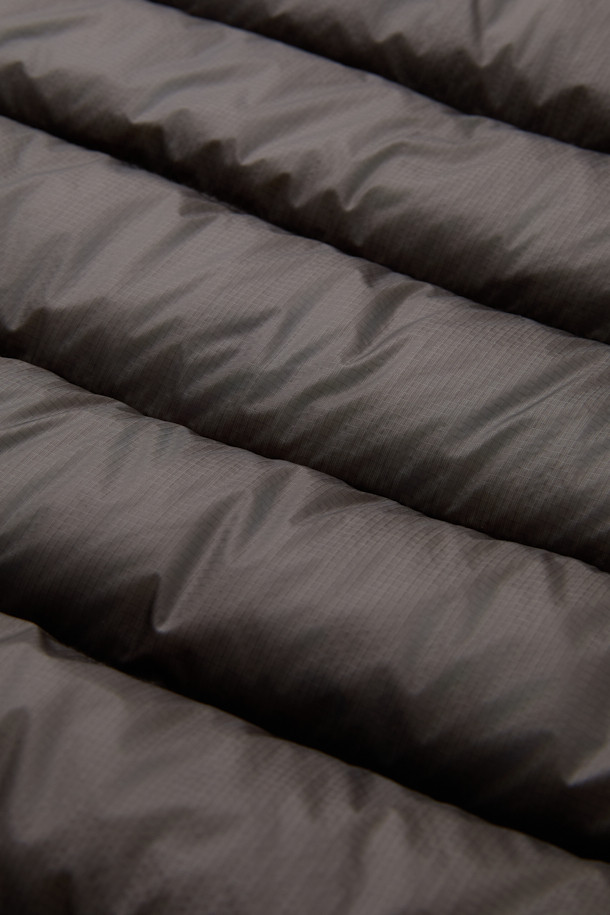 이클립스 팩 다운베스트는 가을, 겨울철 아웃도어 및 일상에서 활용하기 좋은 남녀 공용 다운 베스트입니다. 800 필파워 유러피안 구스 다운 충전재를 사용하여 가볍고 따뜻하며, 뛰어난 보온성과 방풍, 발수 기능을 제공합니다. 미니멀하고 스포티한 디자인에 무지 패턴의 블랙 컬러로, 여행, 캠핑, 등산 등 다양한 TPO에 활용하기 좋습니다. 레귤러핏으로 편안한 착용감을 선사하며, 비대칭형 지퍼와 포터블 백 구조, RDS 인증을 통해 기능성과 디자인을 모두 잡았습니다. 부드러운 나일론 소재로 제작되어 우수한 촉감을 느낄 수 있습니다.
