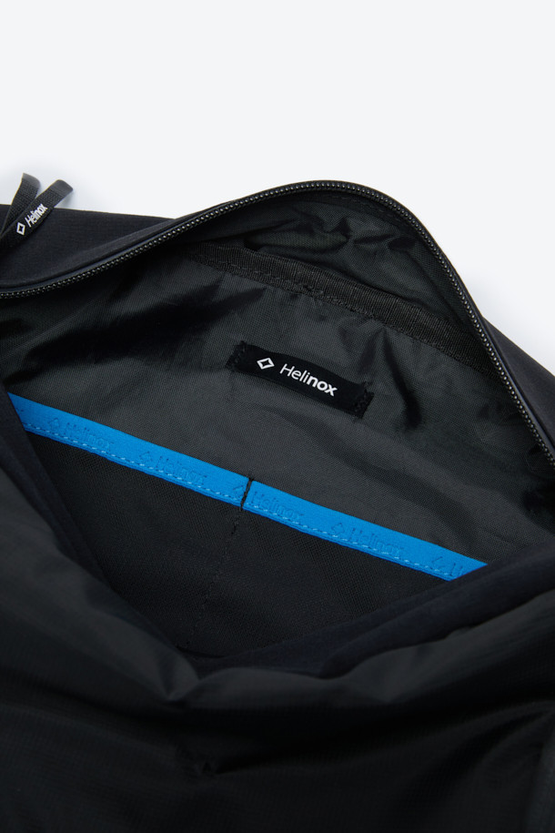 세련된 남성 듀얼 크로스백입니다. 블랙 컬러의 방수 나일론 소재로 제작되어 튼튼하고 실용적입니다. 반원 형태의 미디엄 사이즈 가방으로, 리버서블 구조와 양면 수납공간을 갖춰 실용성을 높였습니다. 이클립스 심볼 패턴과 조절 가능한 스트랩 디자인이 특징이며, 크로스백과 토트백으로 변형이 가능하여 출근룩, 여행룩, 비즈니스 캐주얼 등 다양한 TPO에 활용할 수 있습니다. 미니멀, 캐주얼, 시크한 스타일을 즐기는 남성에게 적합합니다.
