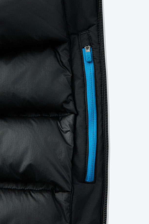 논퀼팅 헤비 다운자켓은 겨울철 일상 및 아웃도어 활동에 적합한 남녀 공용 다운자켓입니다. 미니멀한 스타일의 무지 디자인으로, 800 필파워 구스다운과 20데니어 2레이어 나일론 원단을 사용하여 두꺼운 두께감으로 뛰어난 보온성을 제공합니다. 논퀼팅 디자인과 발수, 방풍 기능을 갖춰 추운 날씨에도 쾌적하게 착용 가능하며, RDS 인증을 받아 윤리적인 소비를 지향합니다. 레귤러핏으로 편안한 착용감을 선사하며, 겨울 데일리룩, 여행룩에 미니멀, 클래식, 캐주얼 스타일을 더해줍니다.
