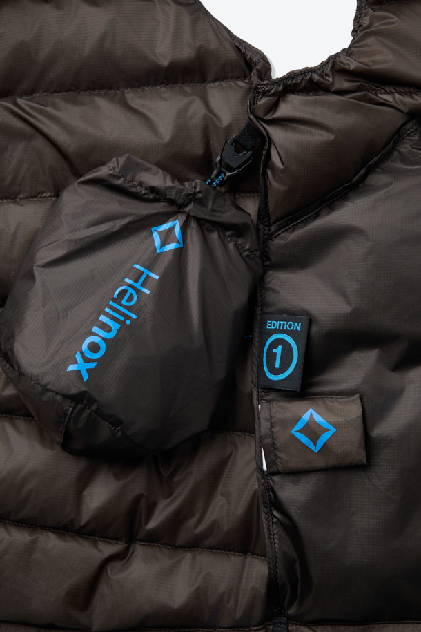 이클립스 팩 다운베스트는 가을, 겨울철 아웃도어 및 일상에서 활용하기 좋은 남녀 공용 다운 베스트입니다. 800 필파워 유러피안 구스 다운 충전재를 사용하여 가볍고 따뜻하며, 뛰어난 보온성과 방풍, 발수 기능을 제공합니다. 미니멀하고 스포티한 디자인에 무지 패턴의 블랙 컬러로, 여행, 캠핑, 등산 등 다양한 TPO에 활용하기 좋습니다. 레귤러핏으로 편안한 착용감을 선사하며, 비대칭형 지퍼와 포터블 백 구조, RDS 인증을 통해 기능성과 디자인을 모두 잡았습니다. 부드러운 나일론 소재로 제작되어 우수한 촉감을 느낄 수 있습니다.
