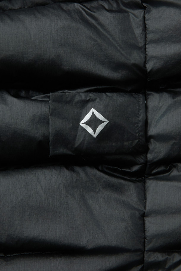 논퀼팅 헤비 다운자켓은 겨울철 일상 및 아웃도어 활동에 적합한 남녀 공용 다운자켓입니다. 미니멀한 스타일의 무지 디자인으로, 800 필파워 구스다운과 20데니어 2레이어 나일론 원단을 사용하여 두꺼운 두께감으로 뛰어난 보온성을 제공합니다. 논퀼팅 디자인과 발수, 방풍 기능을 갖춰 추운 날씨에도 쾌적하게 착용 가능하며, RDS 인증을 받아 윤리적인 소비를 지향합니다. 레귤러핏으로 편안한 착용감을 선사하며, 겨울 데일리룩, 여행룩에 미니멀, 클래식, 캐주얼 스타일을 더해줍니다.
