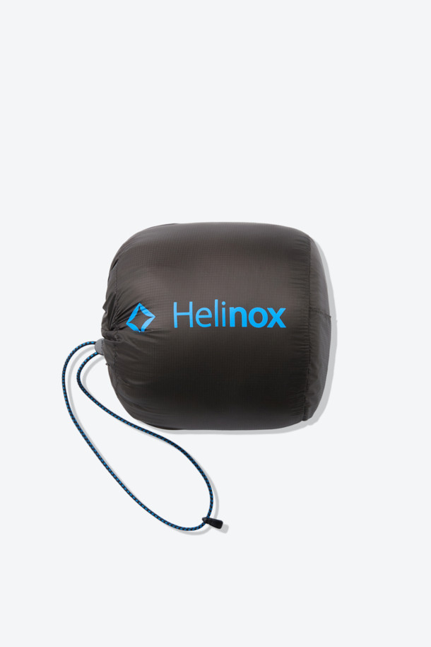 이클립스 팩 다운베스트는 가을, 겨울철 아웃도어 및 일상에서 활용하기 좋은 남녀 공용 다운 베스트입니다. 800 필파워 유러피안 구스 다운 충전재를 사용하여 가볍고 따뜻하며, 뛰어난 보온성과 방풍, 발수 기능을 제공합니다. 미니멀하고 스포티한 디자인에 무지 패턴의 블랙 컬러로, 여행, 캠핑, 등산 등 다양한 TPO에 활용하기 좋습니다. 레귤러핏으로 편안한 착용감을 선사하며, 비대칭형 지퍼와 포터블 백 구조, RDS 인증을 통해 기능성과 디자인을 모두 잡았습니다. 부드러운 나일론 소재로 제작되어 우수한 촉감을 느낄 수 있습니다.
