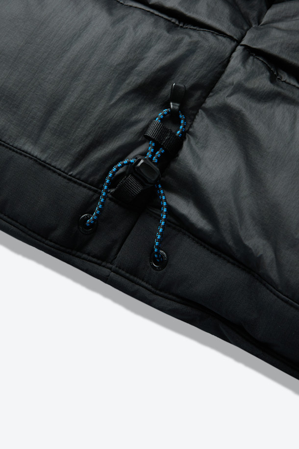 논퀼팅 헤비 다운자켓은 겨울철 일상 및 아웃도어 활동에 적합한 남녀 공용 다운자켓입니다. 미니멀한 스타일의 무지 디자인으로, 800 필파워 구스다운과 20데니어 2레이어 나일론 원단을 사용하여 두꺼운 두께감으로 뛰어난 보온성을 제공합니다. 논퀼팅 디자인과 발수, 방풍 기능을 갖춰 추운 날씨에도 쾌적하게 착용 가능하며, RDS 인증을 받아 윤리적인 소비를 지향합니다. 레귤러핏으로 편안한 착용감을 선사하며, 겨울 데일리룩, 여행룩에 미니멀, 클래식, 캐주얼 스타일을 더해줍니다.
