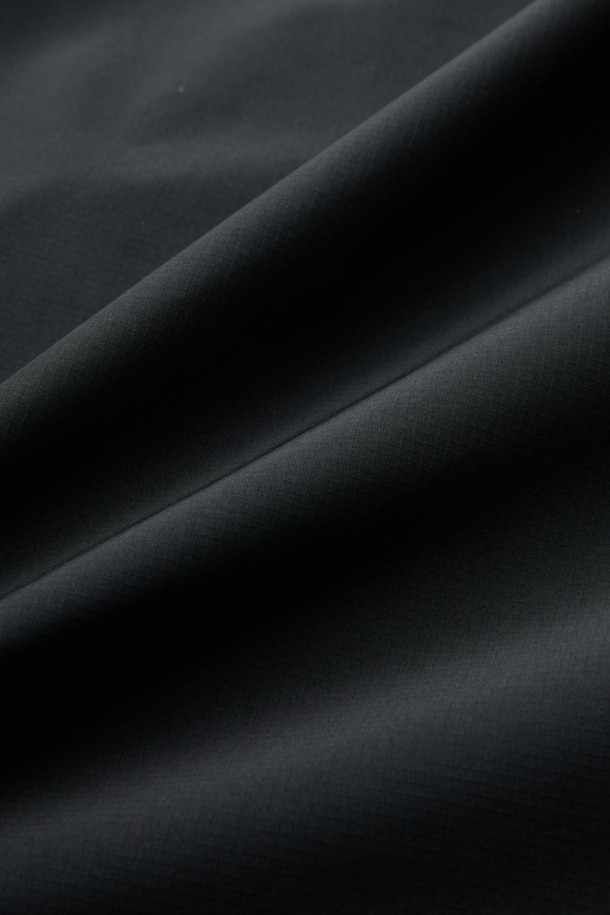 3L 하드쉘 재킷은 아웃도어 활동, 하이킹, 등산에 적합한 남녀 공용 방수/방풍 재킷입니다. 미니멀하고 스포티한 스타일의 블랙 색상 무지 디자인으로, 겨울철 두꺼운 두께감으로 보온성을 높였습니다. 3레이어 구조, 내수압 20,000mm, 투습 기능, 에어쉴드 후드, 사이드 벤틸레이션을 갖춰 쾌적한 착용감을 제공합니다. YKK 방수 지퍼와 이중 포켓으로 실용성을 더했으며, 레귤러 핏과 긴 소매 기장으로 활동성을 높였습니다. 등산룩, 캠핑룩 등 다양한 TPO에 활용 가능합니다.
