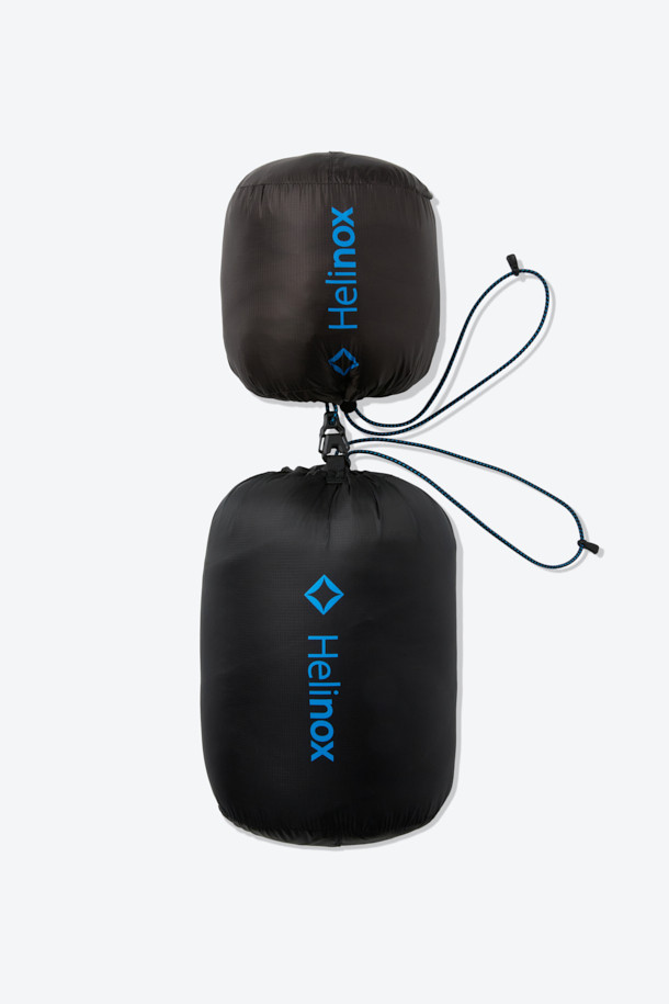 이클립스 팩 다운베스트는 가을, 겨울철 아웃도어 및 일상에서 활용하기 좋은 남녀 공용 다운 베스트입니다. 800 필파워 유러피안 구스 다운 충전재를 사용하여 가볍고 따뜻하며, 뛰어난 보온성과 방풍, 발수 기능을 제공합니다. 미니멀하고 스포티한 디자인에 무지 패턴의 블랙 컬러로, 여행, 캠핑, 등산 등 다양한 TPO에 활용하기 좋습니다. 레귤러핏으로 편안한 착용감을 선사하며, 비대칭형 지퍼와 포터블 백 구조, RDS 인증을 통해 기능성과 디자인을 모두 잡았습니다. 부드러운 나일론 소재로 제작되어 우수한 촉감을 느낄 수 있습니다.
