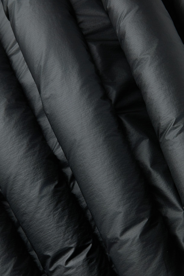 논퀼팅 헤비 다운자켓은 겨울철 일상 및 아웃도어 활동에 적합한 남녀 공용 다운자켓입니다. 미니멀한 스타일의 무지 디자인으로, 800 필파워 구스다운과 20데니어 2레이어 나일론 원단을 사용하여 두꺼운 두께감으로 뛰어난 보온성을 제공합니다. 논퀼팅 디자인과 발수, 방풍 기능을 갖춰 추운 날씨에도 쾌적하게 착용 가능하며, RDS 인증을 받아 윤리적인 소비를 지향합니다. 레귤러핏으로 편안한 착용감을 선사하며, 겨울 데일리룩, 여행룩에 미니멀, 클래식, 캐주얼 스타일을 더해줍니다.
