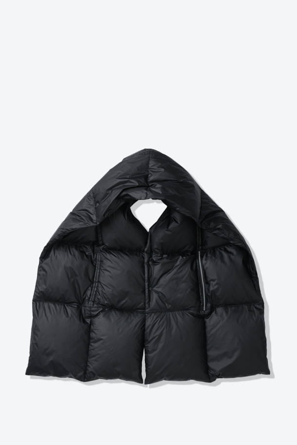 유러피안 구스다운 80:20 충전재와 700 필파워를 자랑하는 블랭킷 구스 다운 머플러입니다. 뛰어난 보온성을 제공하며, 겨울철 일상, 아웃도어, 캠핑 활동에 적합합니다. 가볍고 압축 가능한 패커블 기능으로 휴대성을 높였으며, 스냅 버튼으로 간편하게 여밀 수 있습니다. RDS 인증을 받은 안심하고 사용할 수 있는 제품으로, 블랭킷과 숄 형태로 변형 가능하여 다양한 스타일을 연출할 수 있습니다. 블랙 색상의 무지 디자인으로 미니멀, 클래식, 고프코어 스타일을 즐기는 분들께 추천합니다.
