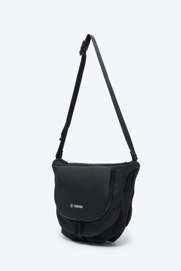 세련된 남성 듀얼 크로스백입니다. 블랙 컬러의 방수 나일론 소재로 제작되어 튼튼하고 실용적입니다. 반원 형태의 미디엄 사이즈 가방으로, 리버서블 구조와 양면 수납공간을 갖춰 실용성을 높였습니다. 이클립스 심볼 패턴과 조절 가능한 스트랩 디자인이 특징이며, 크로스백과 토트백으로 변형이 가능하여 출근룩, 여행룩, 비즈니스 캐주얼 등 다양한 TPO에 활용할 수 있습니다. 미니멀, 캐주얼, 시크한 스타일을 즐기는 남성에게 적합합니다.
