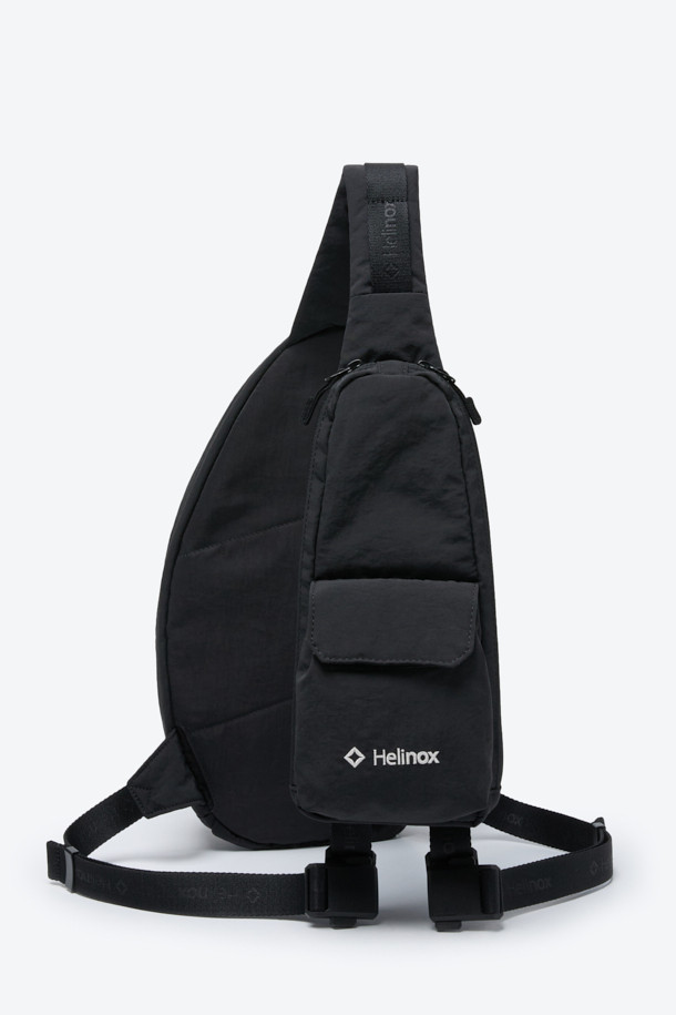 헬리녹스 듀얼 슬링백은 미니멀하고 테크니컬한 스타일을 추구하는 남성 고객을 위한 가방입니다. 블랙 컬러의 나일론 소재로 제작되었으며, 미디엄 사이즈의 원형 디자인에 로고 패턴과 버클 디테일이 특징입니다. 모듈형 구조와 전후면 분리 수납, 좌우 양방향 시스템을 통해 실용성을 높였으며, 버클형 및 지퍼형 잠금 방식으로 소지품의 안전을 더했습니다. 일상 및 아웃도어 활동 모두에 적합하며, 양방향 착용 및 허리 고정 벨트가 있어 편리하게 사용할 수 있습니다.
