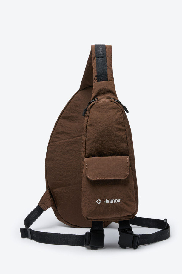 헬리녹스 듀얼 슬링백은 미니멀하고 테크니컬한 스타일을 추구하는 남성을 위한 브라운 컬러의 슬링백입니다. 나일론 소재로 제작되어 미디엄 사이즈로, 로고 패턴과 버클 디자인 장식이 특징입니다. 전후면 분리 수납, 좌우 양방향 시스템, 허리 고정 벨트, 그리고 모듈형 디자인을 통해 기능성을 극대화했습니다. 지퍼형 및 버클형 잠금 방식으로 내용물을 안전하게 보호하며, 일상 및 아웃도어 활동, 특히 여행룩에 적합합니다. 양방향 착용이 가능하며, 전면과 후면에 독립적인 수납공간을 제공하여 실용성을 더했습니다.
