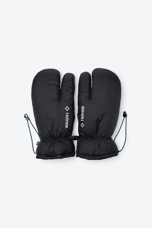 혹한의 추위에도 끄떡없는 듀얼 모듈 방한 장갑입니다. 폴라텍과 프리마로프트 소재를 사용하여 뛰어난 보온성과 방풍, 방수 기능을 제공하며, 겉장갑과 안장갑 분리 가능한 모듈러 구조로 활용성을 높였습니다. 손목 스트링과 클립 링크가 있어 착용감이 뛰어나며, 스마트폰 터치까지 가능해 편리합니다. 아웃도어 활동이나 스노우 스포츠는 물론, 고프코어, 미니멀, 캐주얼 스타일에도 잘 어울립니다. 겨울철, 따뜻함과 스타일을 동시에 잡으세요.
