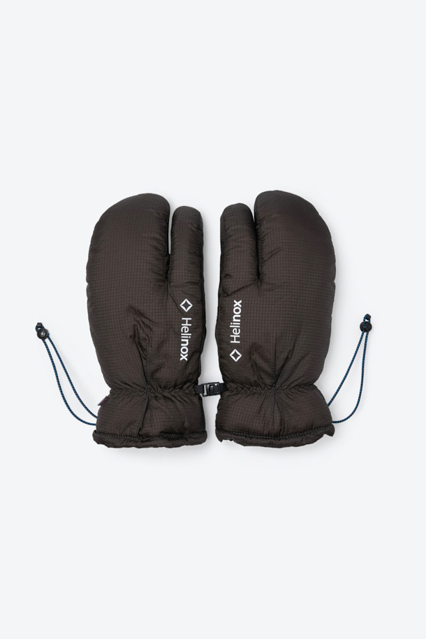 혹한의 추위에도 끄떡없는 듀얼 모듈 방한 장갑입니다. 폴라텍과 프리마로프트 소재를 사용하여 뛰어난 보온성과 방풍, 통기성, 신축성을 제공하며, 두꺼운 두께감으로 강력한 방한 능력을 자랑합니다. 겉장갑과 안장갑이 분리되는 모듈러 구조로, 다양한 아웃도어 활동과 등산, 캠핑 시의 기후 변화에 유연하게 대처할 수 있습니다. 손목 스트링과 분실 방지 클립, 스마트폰 터치 기능까지 갖춰 실용성을 더했으며, 블랙 색상의 무지 디자인으로 고프코어 및 미니멀, 캐주얼 스타일 모두 소화 가능합니다.
