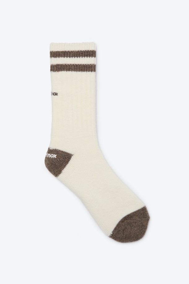 **울삭스**는 겨울철 따뜻함과 스타일을 모두 잡은 장목 양말입니다. 아이보리, 브라운 컬러의 미니멀한 디자인에 울 소재를 사용하여 보온성을 높였습니다. 항균, 소취, 습도 조절 기능으로 쾌적함을 유지하며, 캠핑룩, 여행룩, 클래식 스타일 연출에 활용하기 좋습니다. 발목 위까지 올라오는 길이와 헬리녹스 로고 디테일이 특징이며, 두꺼운 두께감으로 겨울철에도 따뜻하게 착용할 수 있습니다. 일상, 아웃도어, 캠핑, 여행 등 다양한 상황에서 활용 가능한 실용적인 아이템입니다.
