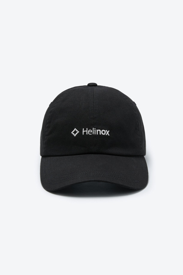 **면 트윌 6패널 로고 볼캡**은 캠핑룩과 일상룩에 모두 잘 어울리는 모자입니다. 부드러운 촉감의 고밀도 면 트윌 소재로 제작되어 사계절 내내 착용하기 좋습니다. 미니멀하고 베이직한 스타일로 다양한 코디에 활용하기 좋으며, 앞면의 로고 자수와 알루미늄 웨빙 스토퍼 디테일이 특징입니다. 모자 깊이는 16.5cm이며, 사이즈 조절이 가능하여 편안하게 착용할 수 있습니다. 캐주얼, 클래식 스타일을 즐겨 입는 분들께 추천합니다.
