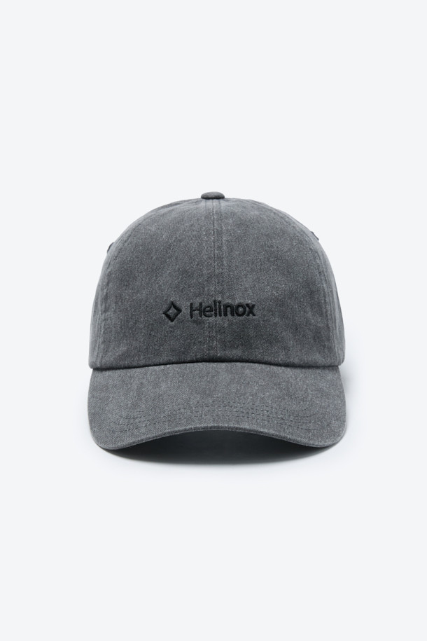 부드러운 면 트윌 소재로 제작된 6패널 구조의 로고 볼캡입니다. 톤온톤 로고 자수와 알루미늄 웨빙 스토퍼 디테일이 돋보입니다. 일상, 캠핑 등 다양한 상황에 활용하기 좋으며, 사계절 내내 착용 가능합니다. 그레이 컬러로 어떤 스타일에도 잘 어울리며, 사이즈 조절이 가능하여 편안한 착용감을 제공합니다. 캐주얼, 미니멀, 클래식 스타일을 즐겨 입는 분들께 추천합니다.
