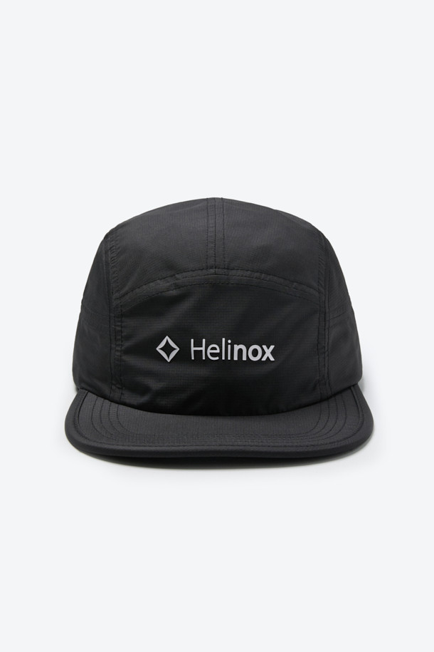블랙 색상의 6패널 라이트 캠프캡입니다. 아웃도어 활동과 일상에서 모두 활용 가능하며, 봄, 여름, 가을 계절에 적합합니다. 통기성이 뛰어나고 경량 폴리에스테르 소재로 제작되어 쾌적한 착용감을 선사합니다. 6패널 구조, 소프트 챙 설계, 메쉬 안감, 후면 벤틸레이션, 조절 가능한 스트링, 스토퍼, 고리 디테일로 기능성과 디자인을 모두 갖췄습니다. 여행룩, 캠핑룩, 등산룩 등 다양한 TPO에 캐주얼, 고프코어, 스포티 스타일을 더해줍니다.
