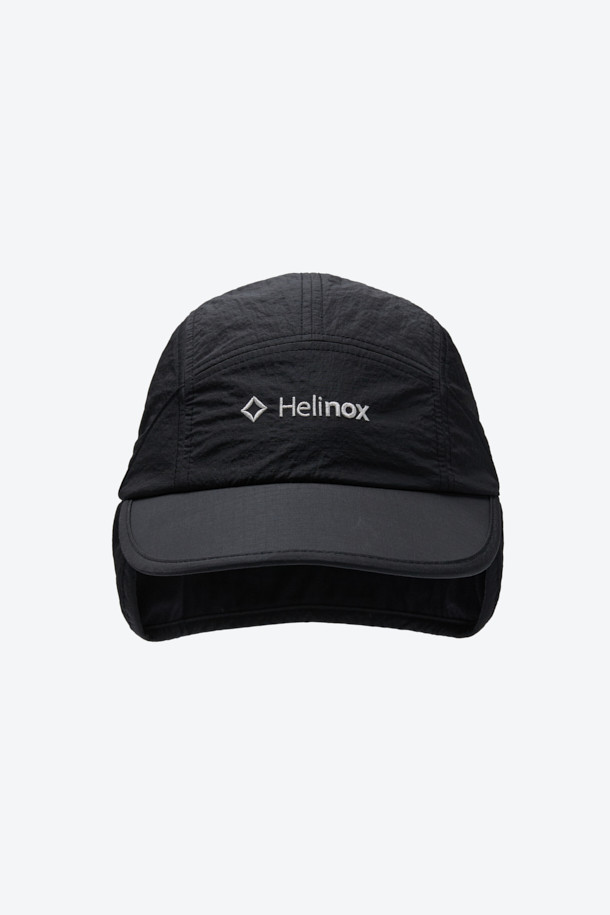 올겨울, 당신의 따뜻함을 책임질 트루퍼 캡입니다. 블랙 컬러의 무지 디자인으로 어떤 스타일에도 쉽게 매치할 수 있으며, 캐주얼, 고프코어, 미니멀 스타일 연출에 적합합니다. 깊은 모자 깊이와 중간 챙 넓이로 보온성과 스타일을 모두 잡았으며, 부드러운 나일론 소재와 두꺼운 두께, 기모 및 패딩 안감으로 뛰어난 착용감을 선사합니다. 방풍 기능과 사이즈 조절 스트링, 스토퍼는 물론, 이어플랩 장착 및 탈착이 가능하여 더욱 실용적입니다. 일상, 아웃도어 활동은 물론 등산룩과 캠핑룩에도 활용해 보세요.
