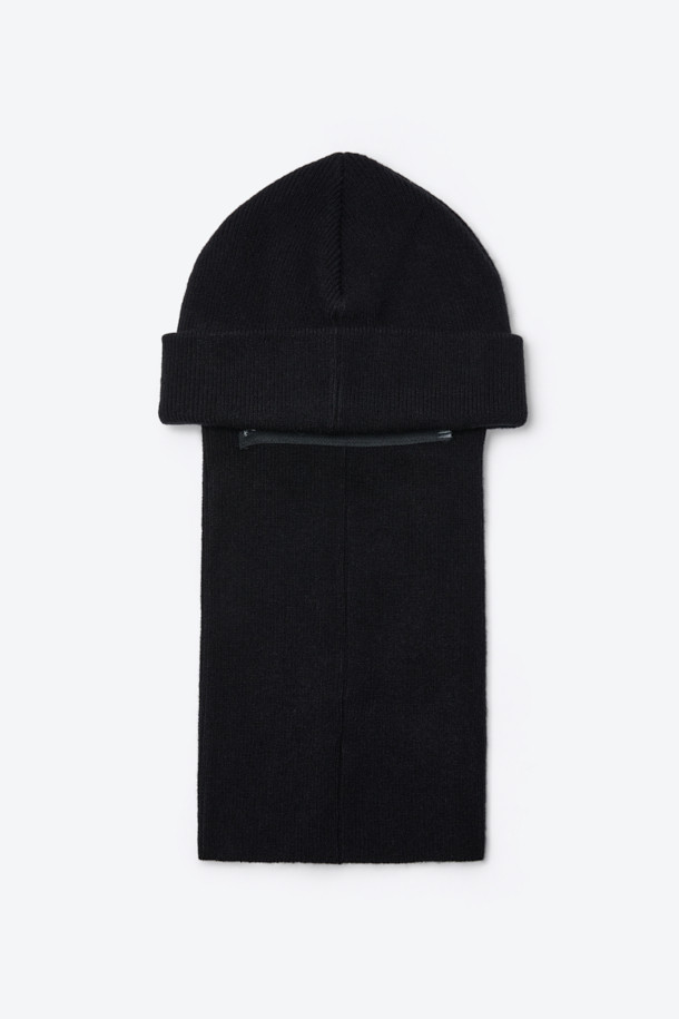 블랙 컬러의 디테처블 바라클라바 비니입니다. 아웃도어 및 방한 용도로 제작되었으며, 겨울철 따뜻함을 선사합니다. 아크릴, 폴리에스터, 울 혼방 소재로 부드러운 촉감을 자랑하며, 두꺼운 두께감으로 보온성을 높였습니다. 3-WAY 연출이 가능하여 바라클라바, 비니, 넥워머로 변형하여 활용할 수 있으며, 넥 후면 지퍼 분리 구조로 편리함을 더했습니다. 등산룩, 캠핑룩, 캐주얼, 고프코어, 미니멀 스타일 모두에 잘 어울립니다.
