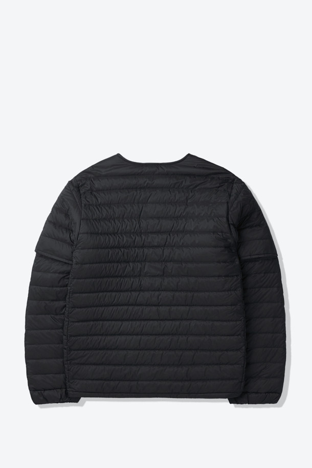 가을, 겨울 시즌 활용도가 높은 디테처블 미드레이어 경량 다운 재킷입니다. 블랙 색상의 무지 디자인으로 미니멀하고 스포티한 스타일을 연출하며, 일상 및 아웃도어 활동에 적합합니다. 가볍고 부드러운 나일론 소재와 얇은 두께감으로 편안한 착용감을 선사합니다. 소매 탈부착이 가능하며, 800 필파워 구스다운, 발수 가공, RDS 인증, 포터블백 수납 기능으로 휴대성과 보온성을 높였습니다. 여행룩, 출근룩 등 다양한 TPO에 미니멀, 스포티, 클래식 스타일로 매치하여 활용해보세요.
