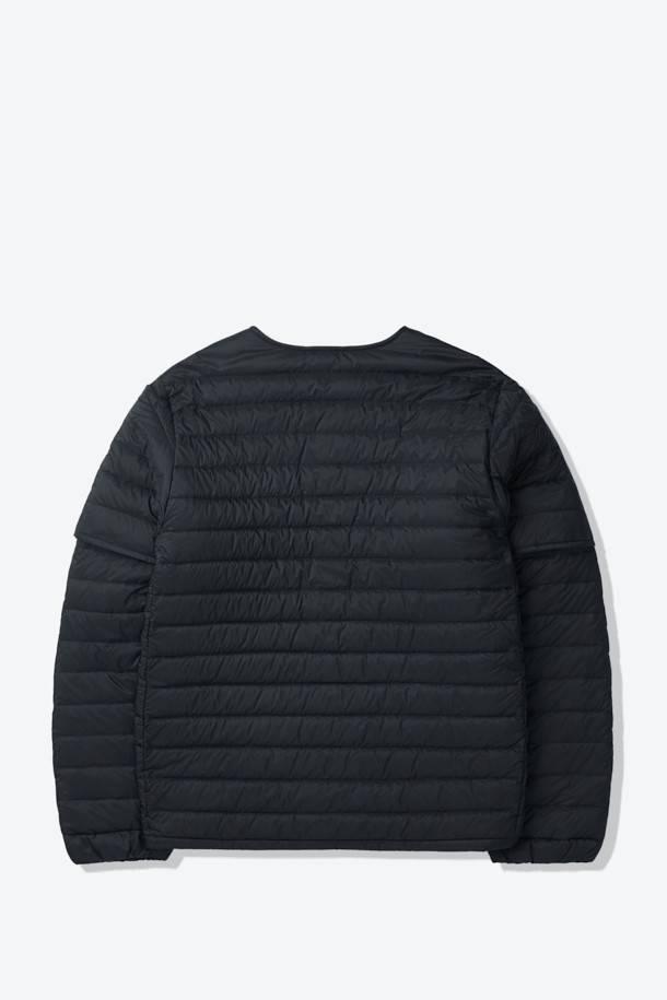 가볍고 따뜻한 탈부착 미드레이어 경량 다운 재킷입니다. 800 필파워 구스다운 충전재와 발수가공 처리를 하여 가을, 겨울철에도 쾌적하게 착용 가능합니다. RDS 인증을 받은 윤리적인 다운을 사용했으며, 포터블 백에 넣어 간편하게 휴대할 수 있습니다. 미니멀하고 스포티한 디자인으로 일상, 아웃도어, 여행 등 다양한 TPO에 활용 가능합니다. 블랙 컬러의 무지 스타일로 어떤 스타일에도 쉽게 매치할 수 있는 활용도 높은 아이템입니다.
