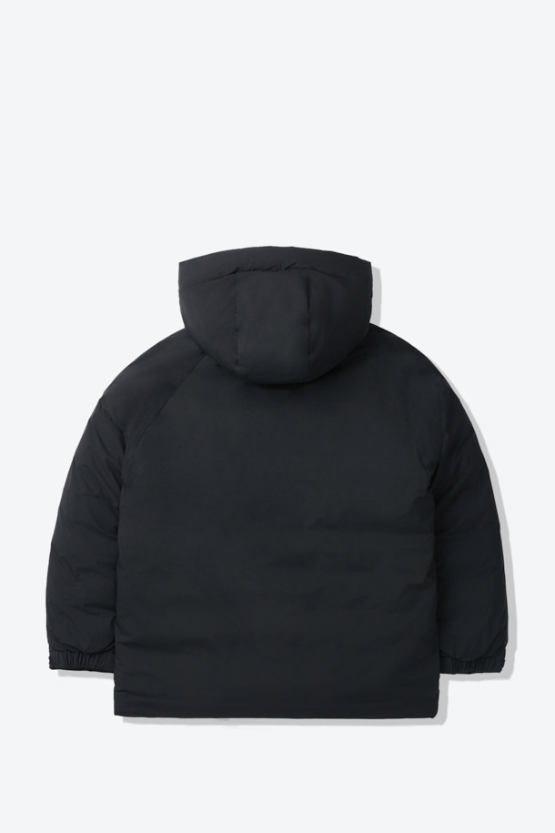 논퀼팅 헤비 다운자켓은 겨울철 일상 및 아웃도어 활동에 적합한 남녀 공용 다운자켓입니다. 미니멀한 스타일의 무지 디자인으로, 800 필파워 구스다운과 20데니어 2레이어 나일론 원단을 사용하여 두꺼운 두께감으로 뛰어난 보온성을 제공합니다. 논퀼팅 디자인과 발수, 방풍 기능을 갖춰 추운 날씨에도 쾌적하게 착용 가능하며, RDS 인증을 받아 윤리적인 소비를 지향합니다. 레귤러핏으로 편안한 착용감을 선사하며, 겨울 데일리룩, 여행룩에 미니멀, 클래식, 캐주얼 스타일을 더해줍니다.
