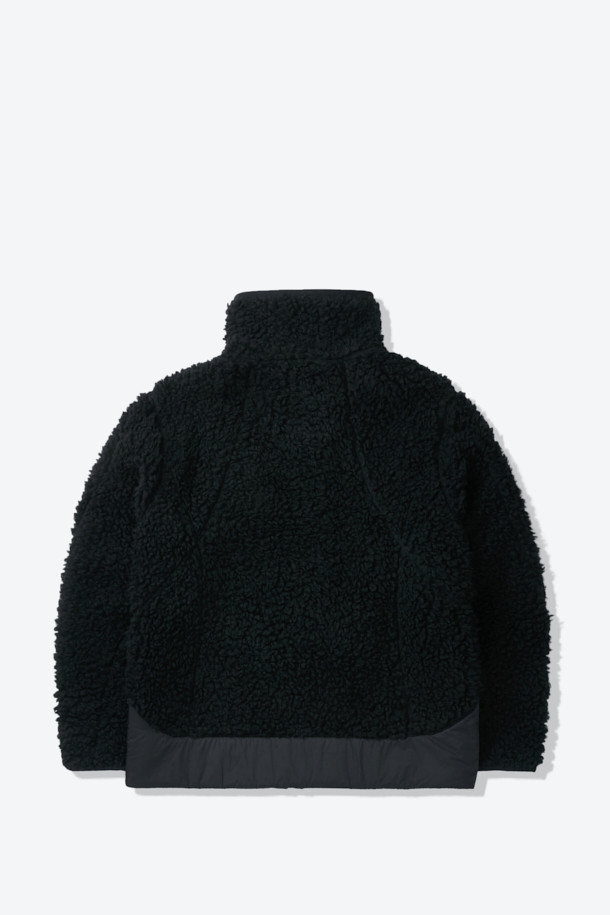 미니멀한 디자인과 뛰어난 보온성을 자랑하는 울 플리스 재킷입니다. 부드러운 촉감의 울 플리스 소재로 제작되어 가을, 겨울철 일상 및 아웃도어 활동에 적합합니다. 하이넥 디자인과 2WAY 지퍼 여밈으로 실용성을 더했으며, 이클립스 로고 모티브와 우븐 하단 디테일이 세련된 포인트를 더합니다. 레귤러핏으로 제작되어 편안한 착용감을 선사하며, 셋업 스타일링도 가능하여 출근룩과 캠핑룩 등 다양한 TPO에 활용할 수 있습니다. 땀 냄새 억제, 습도 조절 기능으로 쾌적한 착용감을 유지합니다.
