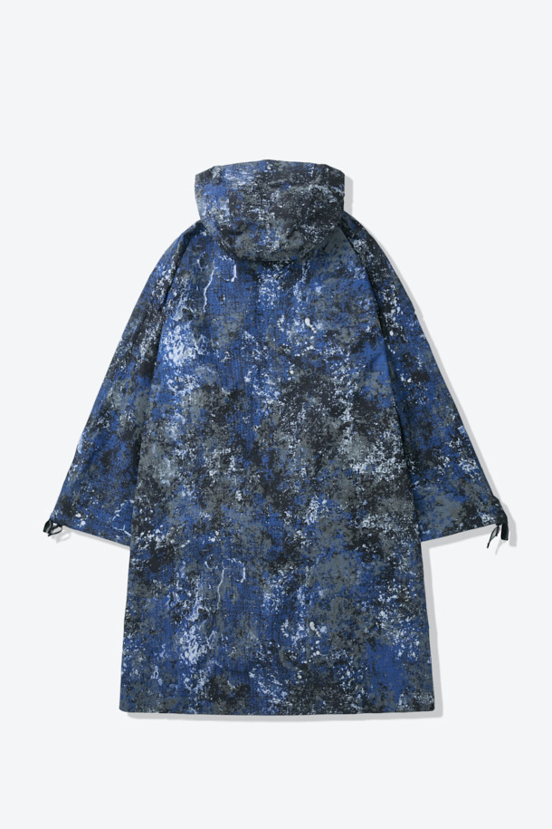 리플렉티브 2.5L 듀얼판초는 하이킹, 캠핑, 트레킹, 백패킹 등 다양한 아웃도어 활동에 적합한 판초입니다. 블루, 네이비 두 가지 색상으로 제공되며, 봄, 여름, 가을 계절에 착용하기 좋습니다. 얇고 가벼운 2.5L 멤브레인 소재에, 방수, 투습, 발수 기능을 갖춰 쾌적한 착용감을 제공합니다. 롱 기장에 오버핏 또는 루즈핏으로 편안하게 착용 가능하며, 지퍼형과 스냅 여밈 방식으로 편리합니다. 반사 기능을 갖춘 리플렉티브 디자인으로 야간 활동 시 안전성을 높였으며, 타프 형태로 변형하여 활용할 수도 있습니다.
