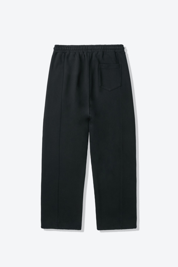 **스웨트 커브드 팬츠**는 미니멀하고 스포티한 스타일을 연출하는 데 적합한 남녀 공용 스웨트 팬츠입니다. 블랙 컬러의 무지 디자인으로 어떤 상의에도 쉽게 매치할 수 있으며, 두꺼운 면 소재로 제작되어 부드러운 촉감을 선사합니다. 허리 및 밑단 스트링, 절개 디테일, 이클립스 형상화 디자인이 돋보이며, 커브드 핏과 조거핏으로 편안하면서도 세련된 핏을 제공합니다. 집콕룩, 산책룩, 여행룩 등 다양한 TPO에 활용 가능하며, 봄, 가을 시즌에 활용하기 좋습니다.
