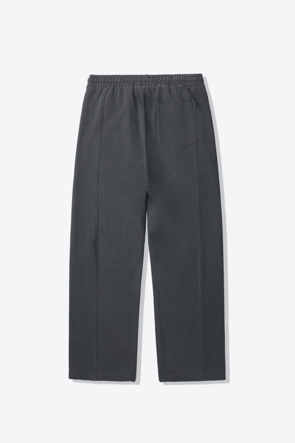 부드러운 면 소재의 스웨트 커브드 팬츠입니다. 루즈핏 반바지로, 봄, 가을에 편안하게 착용하기 좋습니다. 허리 및 밑단 스트링으로 핏 조절이 용이하며, 시그니처 절개 라인과 이클립스 형상화 디자인이 돋보입니다. 미니멀, 캐주얼, 클래식 스타일을 모두 소화할 수 있으며, 집콕룩, 산책룩, 여행룩 등 다양한 TPO에 활용 가능합니다. 두꺼운 두께감으로 포근함을 더했습니다.
