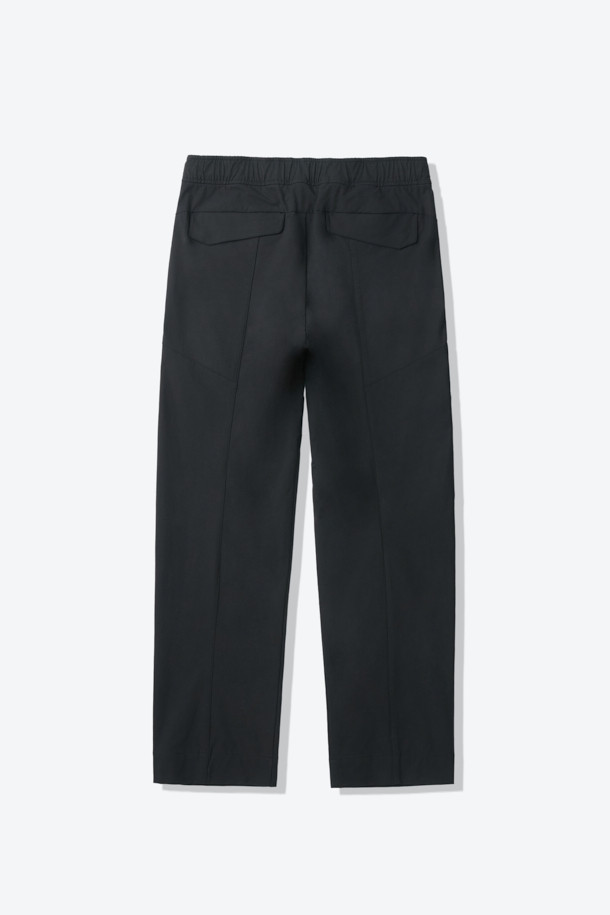 입체 하이커 팬츠는 남녀 공용으로, 블랙 색상의 사계절용 긴 바지입니다. 면과 스판덱스 혼방 소재로 제작되어 부드러운 촉감과 편안한 착용감을 제공하며, 레귤러핏으로 다양한 체형에 잘 어울립니다. 아웃도어 및 캐주얼 스타일을 연출하기 좋으며, 하이킹, 트레킹, 캠핑, 일상생활 등 다용도로 활용 가능합니다. 허리 인서트 벨트와 퀵릴리즈 버클 시스템, 카고 포켓을 갖춰 실용성을 높였으며, 무릎 활동성을 고려한 입체 설계로 활동성을 극대화했습니다.
