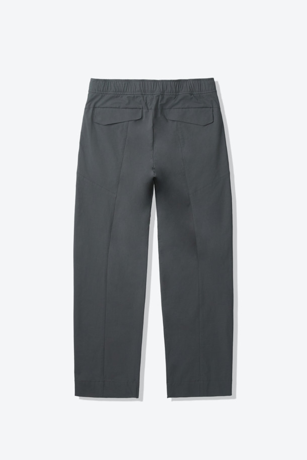 입체 하이커 팬츠는 하이킹, 캠핑, 일상에서의 활동성을 높여주는 바지입니다. 부드러운 면과 스판덱스 혼방 소재로 제작되어 편안한 착용감을 제공하며, 레귤러 핏으로 안정적인 실루엣을 연출합니다. 입체 설계 및 무릎 활동성을 고려한 패턴, 허리 인서트 벨트 시스템과 퀵릴리즈 버클, 사선 구조 카고 포켓 등 아웃도어 활동에 적합한 기능성을 갖추었습니다. 캐주얼, 고프코어, 미니멀 스타일을 모두 소화할 수 있는 그레이 색상의 긴 바지로, 캠핑룩, 등산룩, 여행룩에 활용하기 좋습니다.
