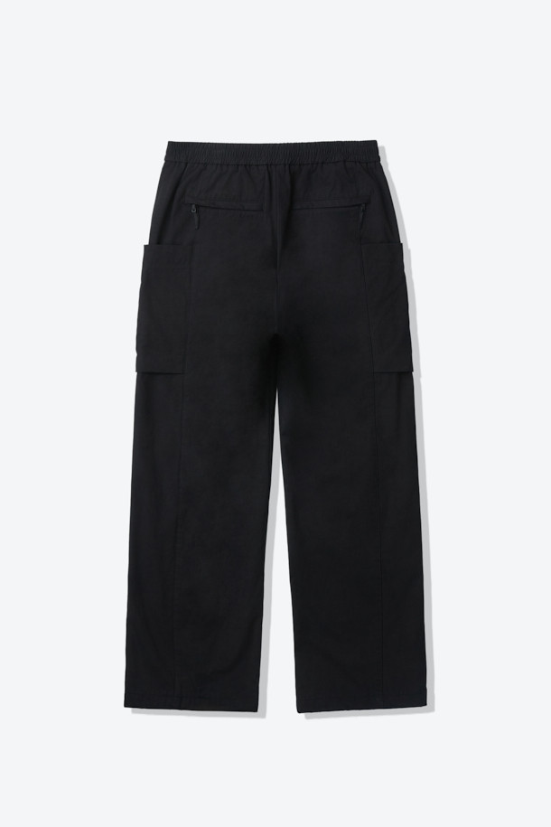 간절기부터 초여름까지 활용하기 좋은 코튼 혼방 루즈 핏 캠프 카고 팬츠입니다. 블랙 컬러에 면, 폴리에스테르, 나일론 혼방 소재로 제작되어 부드러운 촉감을 선사합니다. 넉넉한 루즈 핏으로 편안함을 강조했으며, 디본딩 처리된 소재와 카고 포켓 디테일이 돋보입니다. 퀵 릴리즈 허리 인서트 벨트와 사이즈 조절 기능으로 활동성을 높였으며, 여행룩, 캠핑룩, 등산룩 등 다양한 TPO에 캐주얼, 워크웨어, 고프코어 스타일로 연출하기 좋습니다.
