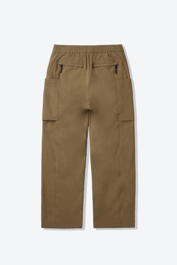 부드러운 촉감이 돋보이는 코튼 혼방 루즈 핏 캠프 카고 팬츠입니다. 간절기에 적합하며, 캐주얼, 미니멀, 워크웨어 스타일을 모두 아우르는 디자인입니다. 브라운 컬러의 무지 디자인으로, 여행룩이나 캠핑룩에 활용하기 좋습니다. 디본딩 소재와 카고 포켓 디테일이 특징이며, 퀵 릴리즈 허리 인서트 벨트와 사이즈 조절 기능으로 편안한 착용감을 선사합니다. 면, 폴리에스터, 나일론 혼방 소재로 제작되어 튼튼하며, 루즈 핏으로 편안하게 활동할 수 있습니다.
