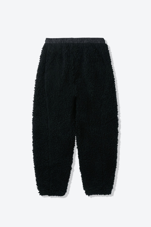 이탈리아 프리미엄 원단과 울 35% 혼방으로 제작되어 부드러운 촉감과 뛰어난 보온성을 자랑하는 울 플리스 팬츠입니다. 일상, 아웃도어 활동은 물론, 출근룩과 캠핑룩에도 잘 어울리는 캐주얼, 미니멀, 클래식 스타일의 제품입니다. 두꺼운 두께감으로 가을, 겨울 시즌에 따뜻하게 착용할 수 있으며, 땀 냄새 억제 및 습도 조절 기능으로 쾌적함을 유지합니다. 이클립스 로고 모티브의 절개 라인이 돋보이는 세미-테크니컬 디자인으로, 밴딩 처리되어 편안한 착용감을 제공합니다. 블랙 컬러의 무지 디자인으로 어떤 상의와도 쉽게 매치하여 다양한 스타일을 연출할 수 있습니다.
