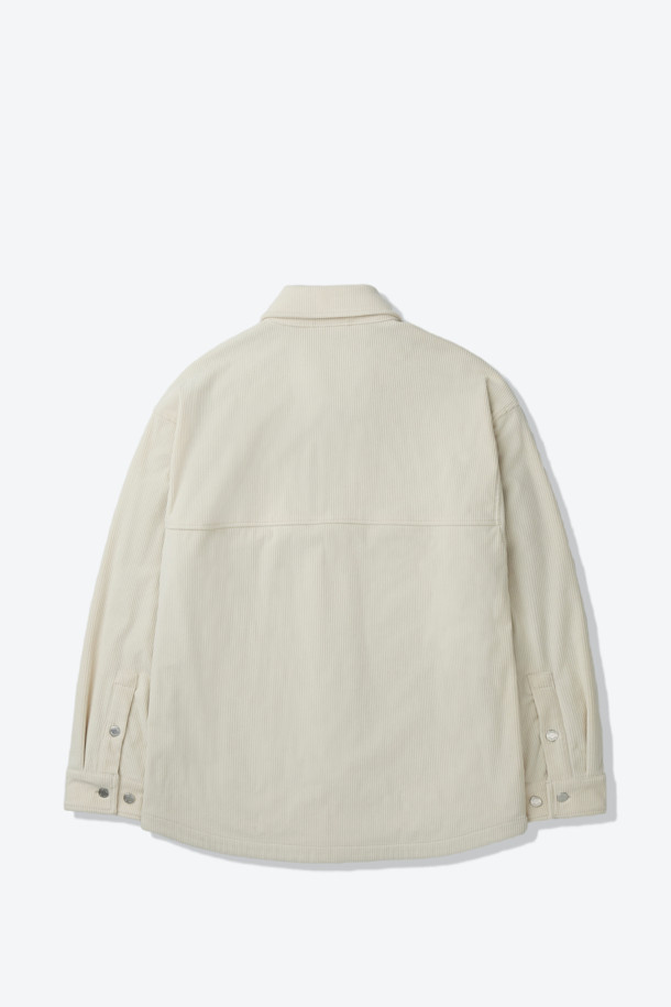 따뜻하고 포근한 겨울을 위한 코듀로이 셔츠입니다. 베이지와 아이보리 두 가지 색상으로 출시되어 어떤 스타일에도 매치하기 용이합니다. 두꺼운 두께감의 코듀로이와 폴리에스테르 혼방 소재로 제작되어 보온성과 통기성을 동시에 갖췄으며, 안감은 OCTA 소재를 사용하여 쾌적한 착용감을 제공합니다. 루즈핏으로 편안한 착용감을 선사하며, 캠핑룩, 클래식, 미니멀, 캐주얼 등 다양한 스타일 연출에 활용할 수 있습니다. 아웃포켓 디테일과 빠른 건조 기능은 실용성을 더합니다.
