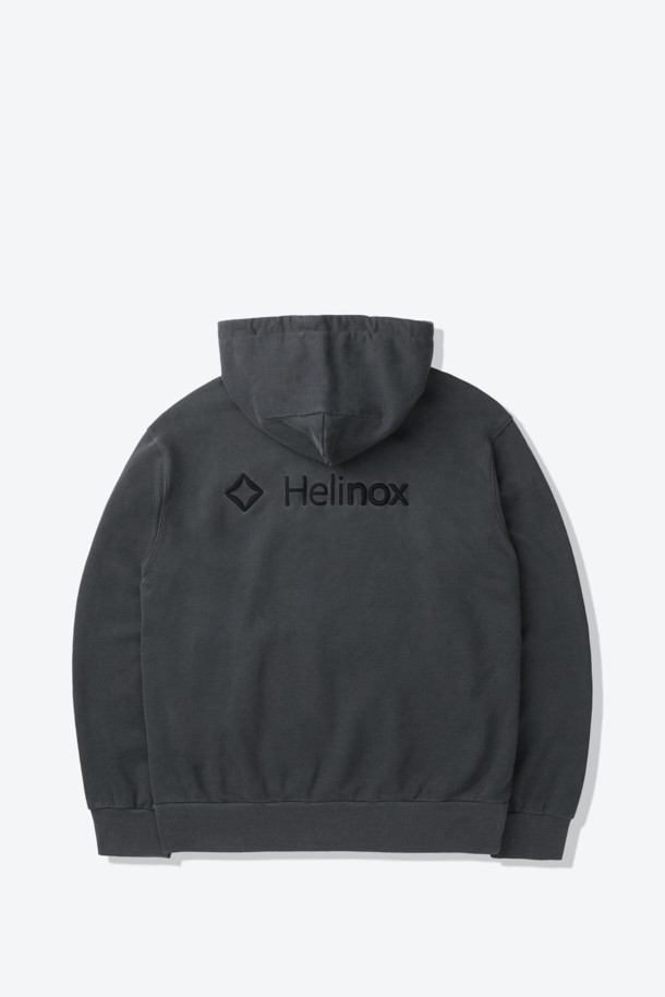 차콜 그레이 컬러의 피그먼트 로고 후디입니다. 부드러운 면 소재로 제작되어 편안한 착용감을 선사하며, 루즈핏 디자인으로 활동성을 높였습니다. 캠핑룩, 캐주얼, 고프코어, 미니멀 스타일 연출에 적합하며, 봄, 가을, 겨울철에 활용하기 좋습니다. 알루미늄 후드 스토퍼와 이클립스 절개 라인 디테일이 돋보이며, 팬츠와 셋업으로 트렌디하게 연출할 수 있습니다. 두꺼운 두께감으로 따뜻함을 더했습니다.
