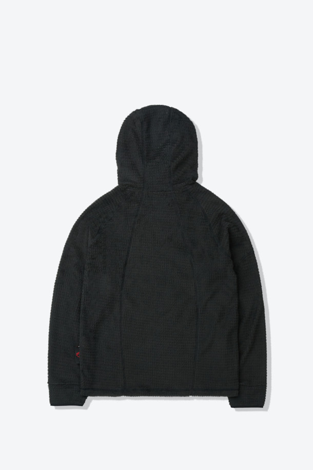 폴라텍 알파 다이렉트 후디는 아웃도어 및 등산 활동에 적합한 남녀 공용 상의입니다. 블랙 컬러의 무지 디자인으로 스포티하고 테크니컬한 스타일을 연출하며, 가을, 겨울 시즌에 착용하기 좋습니다. 폴라텍 알파 다이렉트 소재를 사용하여 보온, 투습, 경량, 통기성을 갖췄으며, 레귤러핏과 일체형 후드로 편안한 착용감을 제공합니다. Hand Loop 디테일, 이클립스 절개, 가이룹빠 봉제 등의 특징으로 기능성을 높였으며, 등산룩, 캠핑룩, 고프코어 및 미니멀 스타일 연출에 활용하기 좋습니다. 긴소매와 두꺼운 두께감으로 추운 날씨에도 따뜻하게 몸을 보호해 줍니다.
