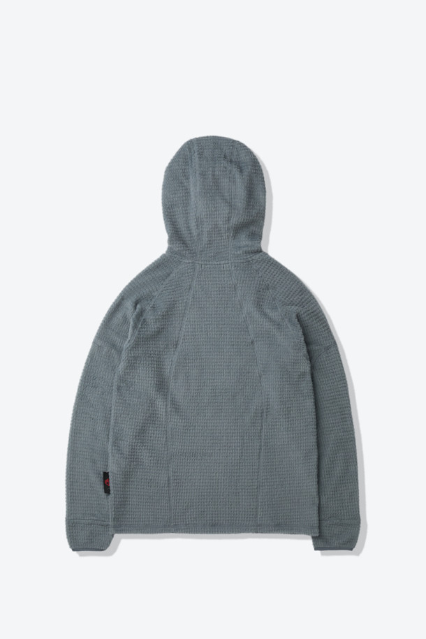 폴라텍 알파 다이렉트 후디는 아웃도어 활동과 등산에 적합한 남녀 공용 상의입니다. 두꺼운 두께감으로 겨울과 가을철 따뜻함을 제공하며, 부드러운 촉감의 폴라텍 알파 다이렉트 소재를 사용하여 편안한 착용감을 선사합니다. 통기성과 보온 기능이 뛰어나 활동적인 움직임에도 쾌적함을 유지하며, 레귤러핏과 일체형 후드 디자인으로 스포티하고 테크니컬한 스타일을 연출합니다. Hand Loop 디테일, 이클립스 절개 디자인, 가이룹빠 봉제 등의 특징으로 기능성과 디자인을 모두 갖춘 제품입니다.
