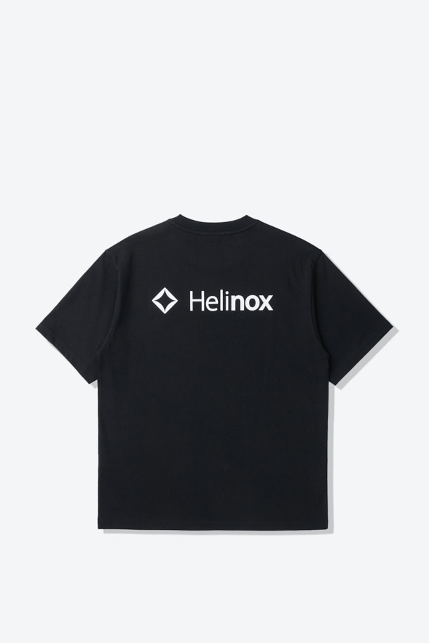 블랙 색상의 빅로고 반팔 티셔츠입니다. 면과 폴리에스테르 혼방 소재로 제작되어 부드러운 촉감과 흡습, 속건 기능을 제공합니다. 라운드넥에 베이직 핏, 레귤러 기장으로 편안하게 착용 가능하며, 봄, 여름 시즌에 적합합니다. 등판에 빅 로고 프린팅이 돋보이며, 요크테이프 넥라인 보강으로 튼튼하게 제작되었습니다. 형태 유지력이 뛰어나 미니멀하고 캐주얼한 스타일을 연출하기 좋습니다.
