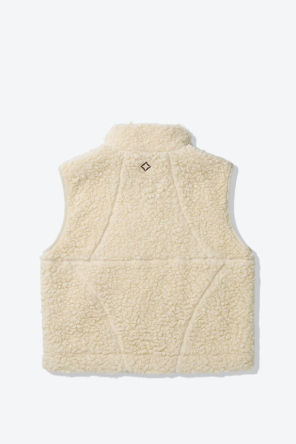 이탈리아 프리미엄 울 플리스 원단으로 제작된 울 플리스 베스트입니다. 아이보리와 베이지 두 가지 색상으로 출시되었으며, 캠핑, 아웃도어 활동은 물론 일상에서도 활용하기 좋습니다. 울 35% 혼방으로 보온성과 습도 조절 기능을 갖춰 가을, 겨울철 따뜻하게 착용할 수 있습니다. 하이넥 디자인과 레귤러핏으로 미니멀하고 캐주얼한 스타일을 연출하며, 이클립스 디테일 포켓과 곡선 절개 라인으로 디자인 포인트를 더했습니다. 집업 방식으로 간편하게 착용 가능하며, 부드러운 촉감과 소취 기능으로 쾌적함을 유지합니다.
