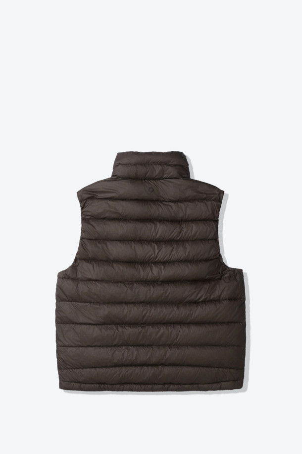 이클립스 팩 다운베스트는 가을, 겨울철 아웃도어 및 일상에서 활용하기 좋은 남녀 공용 다운 베스트입니다. 800 필파워 유러피안 구스 다운 충전재를 사용하여 가볍고 따뜻하며, 뛰어난 보온성과 방풍, 발수 기능을 제공합니다. 미니멀하고 스포티한 디자인에 무지 패턴의 블랙 컬러로, 여행, 캠핑, 등산 등 다양한 TPO에 활용하기 좋습니다. 레귤러핏으로 편안한 착용감을 선사하며, 비대칭형 지퍼와 포터블 백 구조, RDS 인증을 통해 기능성과 디자인을 모두 잡았습니다. 부드러운 나일론 소재로 제작되어 우수한 촉감을 느낄 수 있습니다.
